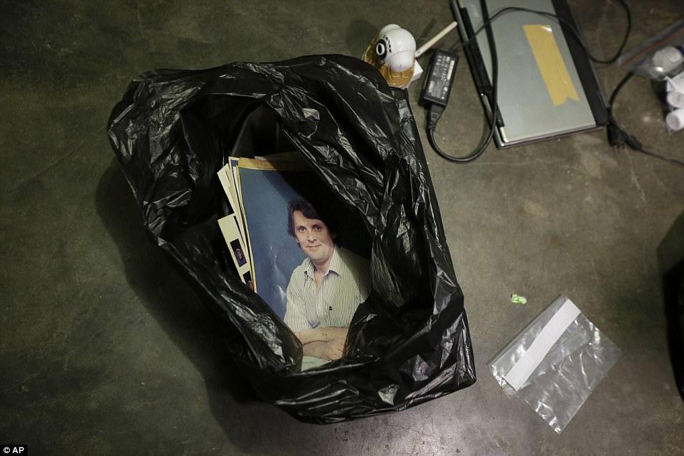 Σοκαριστικές εικόνες που μέσα από το σπίτι ενός παιδόφιλοu 20 παιδοφιλος σπιτι22