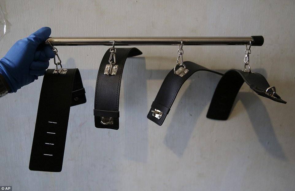 Σοκαριστικές εικόνες που μέσα από το σπίτι ενός παιδόφιλοu 4 παιδοφιλος σπιτι2