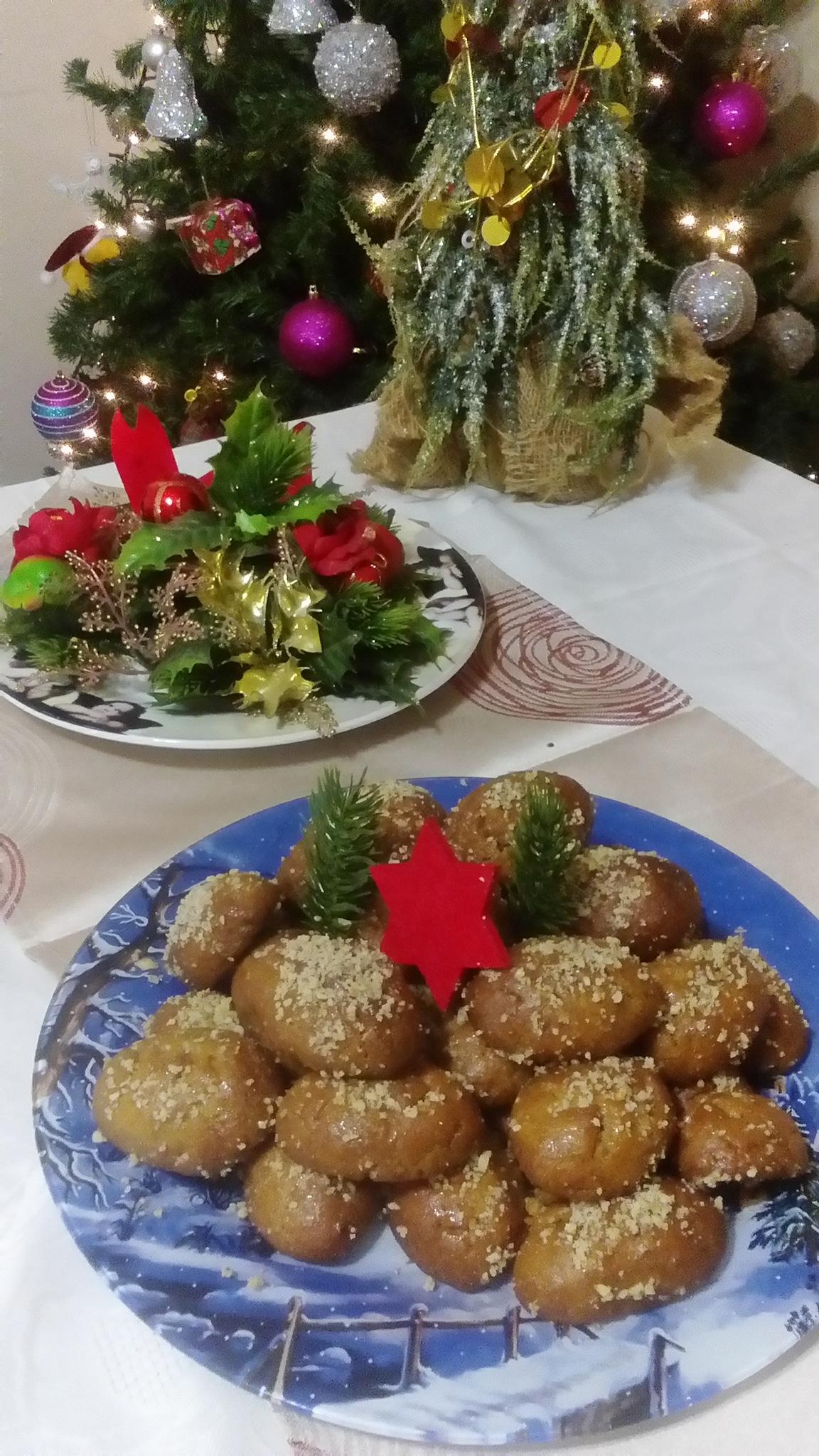 ΜΕΛΟΜΑΚΑΡΟΝΑ ΓΕΜΙΣΤΑ να ρεει το σιρόπι δαγκωνοντας το !!Σούπερ επιτυχημένα.Δεν την αλλάζω με καμιά!!!! Παλιά συνταγή από τις πρώτες της Βεφας