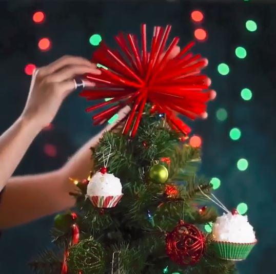 5 τέλειες ιδέες για χριστουγεννιάτικη διακόσμηση με καλαμάκια, μια κρεμάστρα και άλλα υλικά που όλες έχετε στο σπίτι σας! (vid)
