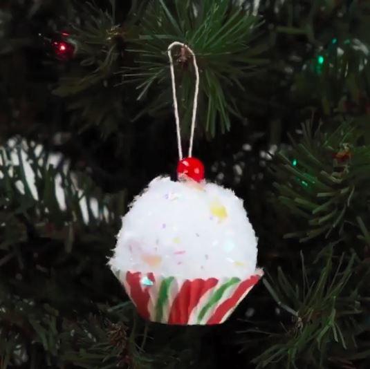 5 τέλειες ιδέες για χριστουγεννιάτικη διακόσμηση με καλαμάκια, μια κρεμάστρα και άλλα υλικά που όλες έχετε στο σπίτι σας! (vid)