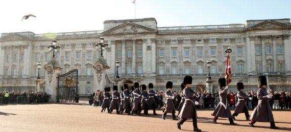 Ετσι είναι το παλάτι του Μπάκιγχαμ: 775 δωμάτια, χρυσό, φλύαρη πολυτελής διακόσμηση, μυστικές πόρτες! (εικόνες)