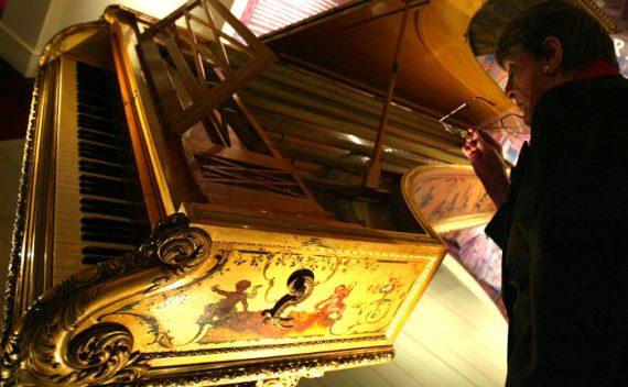 Ετσι είναι το παλάτι του Μπάκιγχαμ: 775 δωμάτια, χρυσό, φλύαρη πολυτελής διακόσμηση, μυστικές πόρτες! (εικόνες)