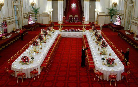 Ετσι είναι το παλάτι του Μπάκιγχαμ: 775 δωμάτια, χρυσό, φλύαρη πολυτελής διακόσμηση, μυστικές πόρτες! (εικόνες)