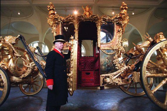 Ετσι είναι το παλάτι του Μπάκιγχαμ: 775 δωμάτια, χρυσό, φλύαρη πολυτελής διακόσμηση, μυστικές πόρτες! (εικόνες)