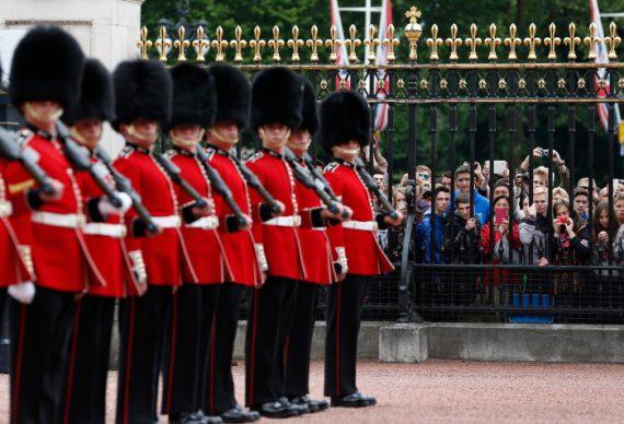 Ετσι είναι το παλάτι του Μπάκιγχαμ: 775 δωμάτια, χρυσό, φλύαρη πολυτελής διακόσμηση, μυστικές πόρτες! (εικόνες)