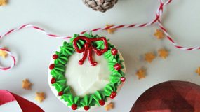 Γιορτινά cupcakes με χριστουγεννιάτικα στεφανάκια
