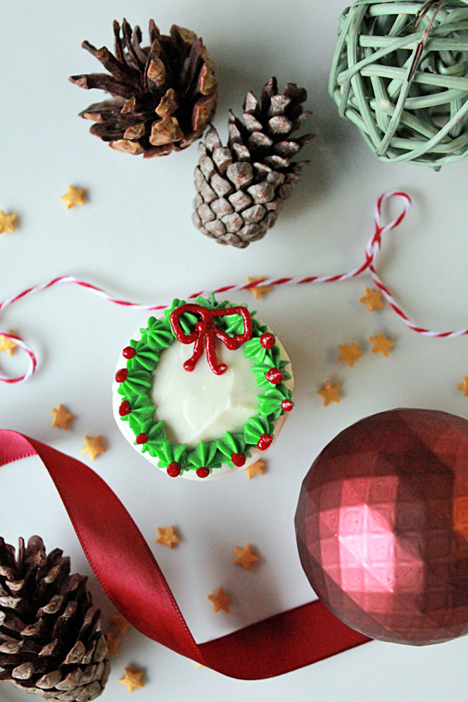 Γιορτινά cupcakes με χριστουγεννιάτικα στεφανάκια