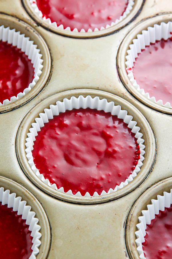 Φτιάξτε αυτά τα λαχταριστά Red Velvet Cupcakes για τις γιορτές για να ξετρελάνετε τους καλεσμένους σας