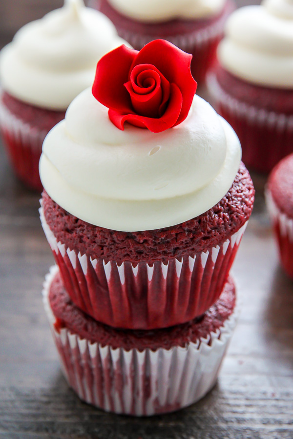 Φτιάξτε αυτά τα λαχταριστά Red Velvet Cupcakes για τις γιορτές για να ξετρελάνετε τους καλεσμένους σας