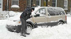 Μητέρα και παιδί πεθαίνουν ενώ ο πατέρας αφαιρούσε το χιόνι γύρω από το αυτοκίνητο…