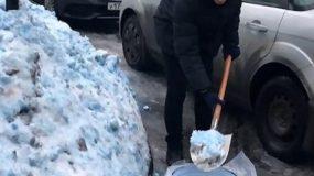 Μυστήριο και σύγχυση από το μπλε χιόνι – Πανικόβλητοι οι κάτοικοι (εικόνες)