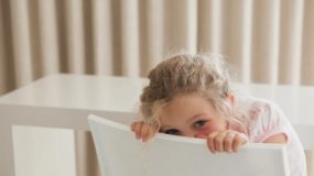 6 τρόποι για να ενθαρρύνουμε ένα ντροπαλό – διστακτικό παιδί