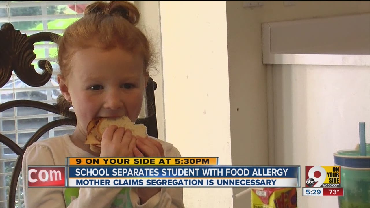 Η μαμά αυτή θύμωσε που έβαλαν την κόρη της που είχε τροφική αλλεργία να τρώει μόνη της σε μια γωνία...