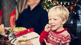 5 συμβουλές για να μείνουν τα παιδιά ήσυχα στο εορταστικό τραπέζι