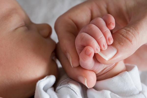Πώς να σταματήσουμε την οικογένεια και τους ξένους από το να βάζουν τα χέρια τους που είναι γεμάτα με μικρόβια  πάνω στο μωρό