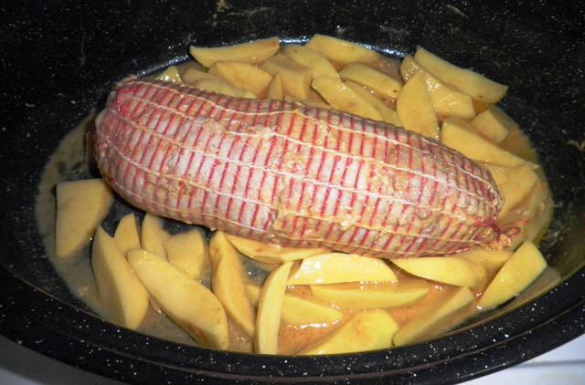 Χοιρινό ρολό γεμιστό με πατάτες στο φούρνο