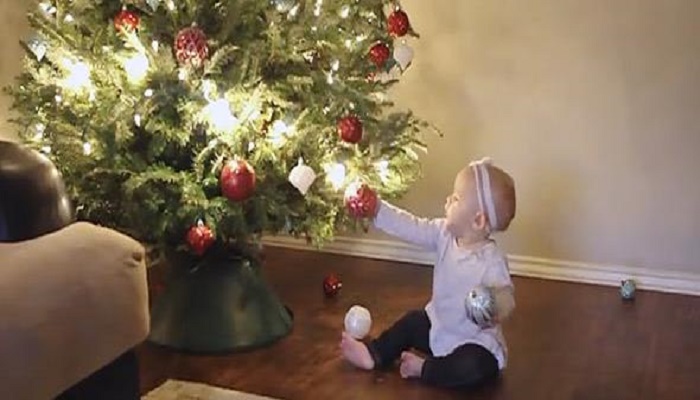 Πώς είναι τα Χριστούγεννα όταν έχεις μωρό σε ένα βίντεο βγαλμένο από τη ζωή