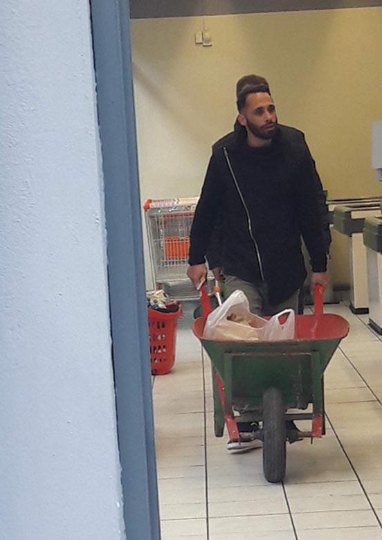 Νεαρός στην Αιγιαλεία πήγε για ψώνια με καρότσι οικοδομής για να μην πληρώσει σακούλα 3 νεαρος στην αγιαλεια πηγε να ψωνισει με καροτσι2