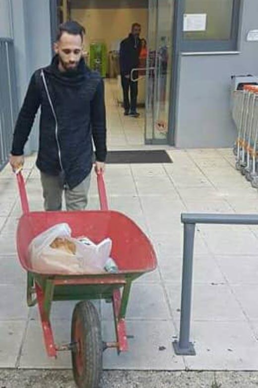 Νεαρός στην Αιγιαλεία πήγε για ψώνια με καρότσι οικοδομής για να μην πληρώσει σακούλα 4 νεαρος στην αγιαλεια πηγε να ψωνισει με καροτσι3