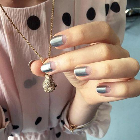 18 μεταλλικά σχέδια μανικιούρ που θα λατρέψετε!
