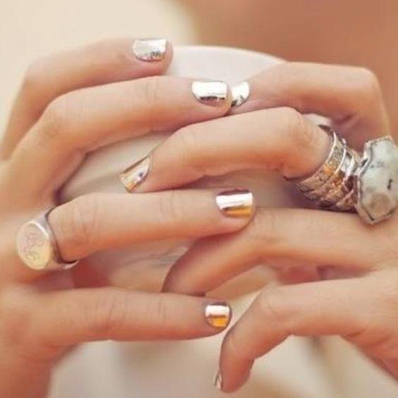 18 μεταλλικά σχέδια μανικιούρ που θα λατρέψετε!