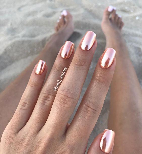 18 μεταλλικά σχέδια μανικιούρ που θα λατρέψετε!