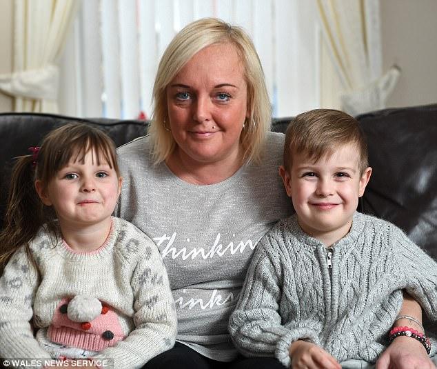 44χρονη γυναίκα έγινε γιαγιά και μάνα για τα δύο εγγόνια της από τότε που έχασε και τις τρεις κόρες της