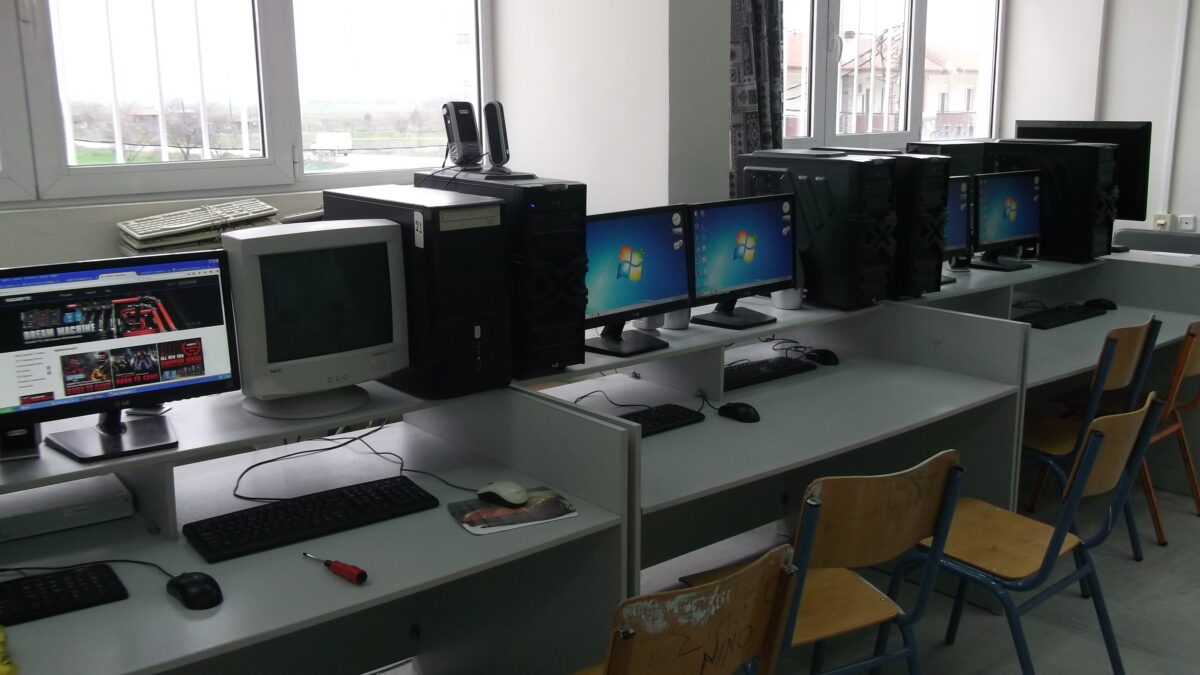 Ένας καθηγητής μπαίνει στην τάξη και δίνει στους μαθητές του ένα μάθημα ζωής