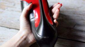 Louboutin: Γιατί τα πιο διάσημα παπούτσια του κόσμου έχουν κόκκινους πάτους;