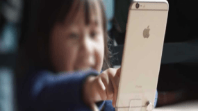 Apple: Καλείται να ερευνήσει αν το iPhone είναι εθιστικά για τα παιδιά