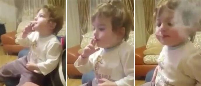 Εξοργιστικό βίντεο με 2χρονο να καπνίζει  ενώ ενήλικοι δίπλα του γελούν