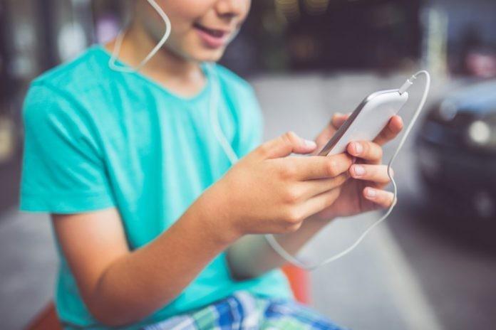 Apple: Καλείται να ερευνήσει αν το iPhone είναι εθιστικά για τα παιδιά