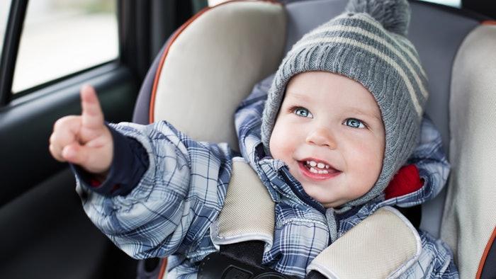 Το λάθος που κάνουν τον χειμώνα οι γονείς στο αυτοκίνητο, όταν βάζουν το παιδί στο καθισματάκι