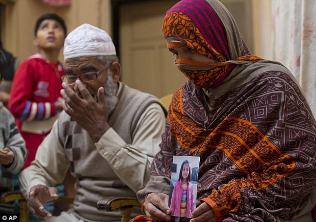Το Πακιστάν επαναφέρει τις δημόσιες εκτελέσεις για τους παιδόφιλους μετά από φόνο 6χρονης