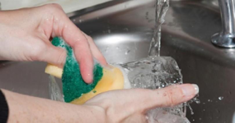 Αν πλένετε και εσείς τα πιάτα στο χέρι αυτό το κόλπο θα κάνει το πλύσιμο παιχνιδάκι!