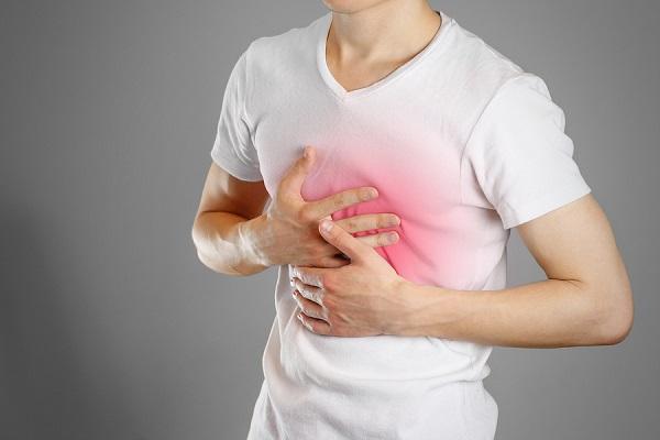 Πόνος στο στήθος: Πού μπορεί να οφείλεται, εκτός από την καρδιά