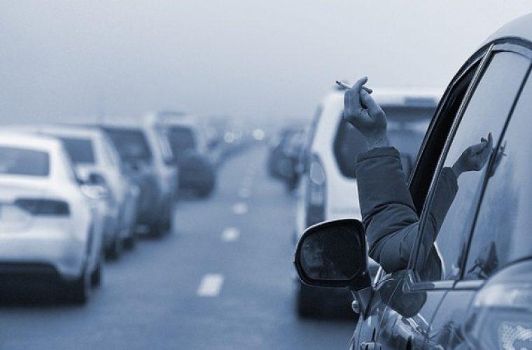 Για όσους οδηγούν και καπνίζουν στο αυτοκίνητο με παιδιά πρόστιμα μέχρι και 1.500 ευρώ