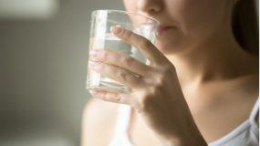 Πίνουν «ωμό νερό»: Η νέα… μόδα στην εναλλακτική διατροφή – Τραβούν τα μαλλιά τους οι γιατροί!