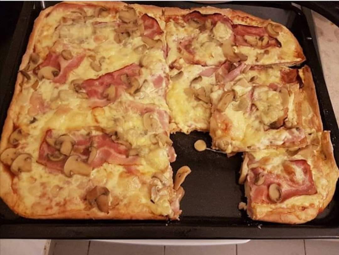 Ζύμη πίτσας είναι του υπεροχότατου Jamie Oliver Είναι απίστευτη, τραγανή και γευστικότατη. Φτιάξτε την και θα ξετρελαθείτε!