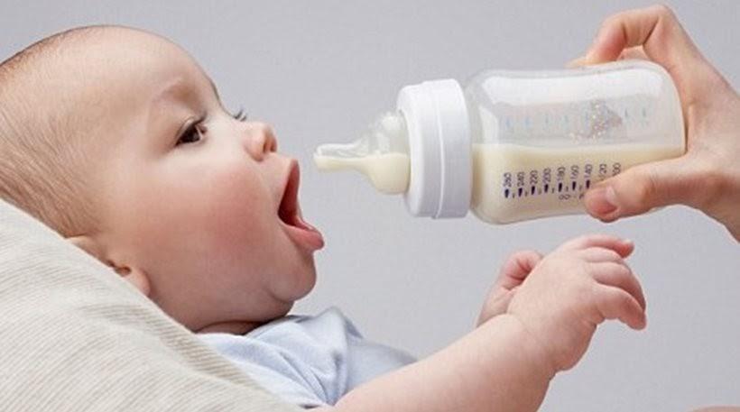 Πόσα ml γάλα αντέχει το στομαχάκι του μωρού αναλόγως με την ηλικία του;