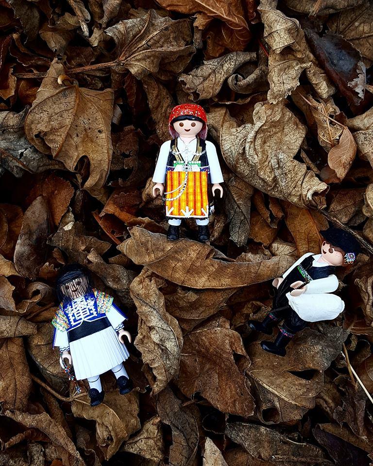 21χρονος Έλληνας ντύνει φιγούρες Playmobil με παραδοσιακές ελληνικές φορεσιές με υλικά και εργαλεία που έχει σπίτι του! 22 playmobil παραδοσιακες φορεσιες21