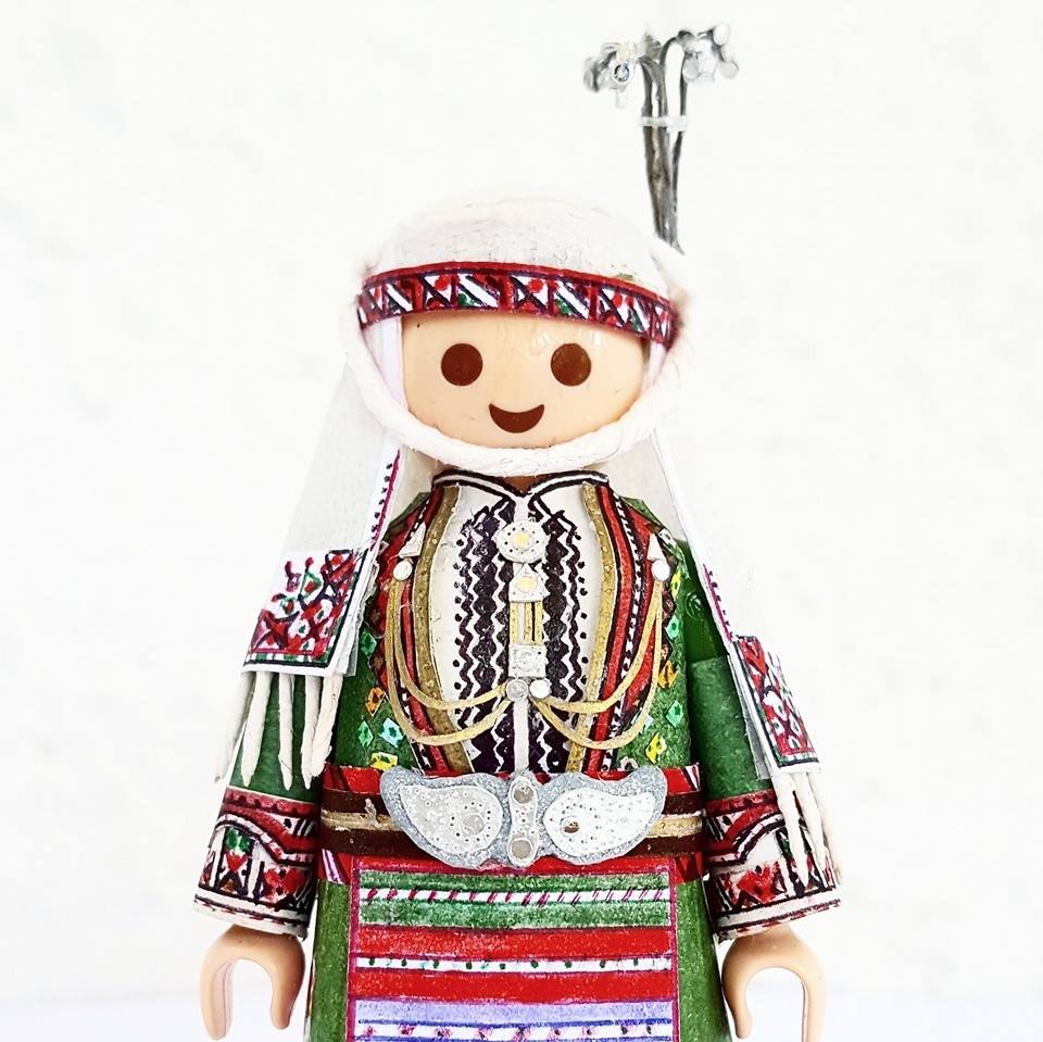 21χρονος Έλληνας ντύνει φιγούρες Playmobil με παραδοσιακές ελληνικές φορεσιές με υλικά και εργαλεία που έχει σπίτι του!