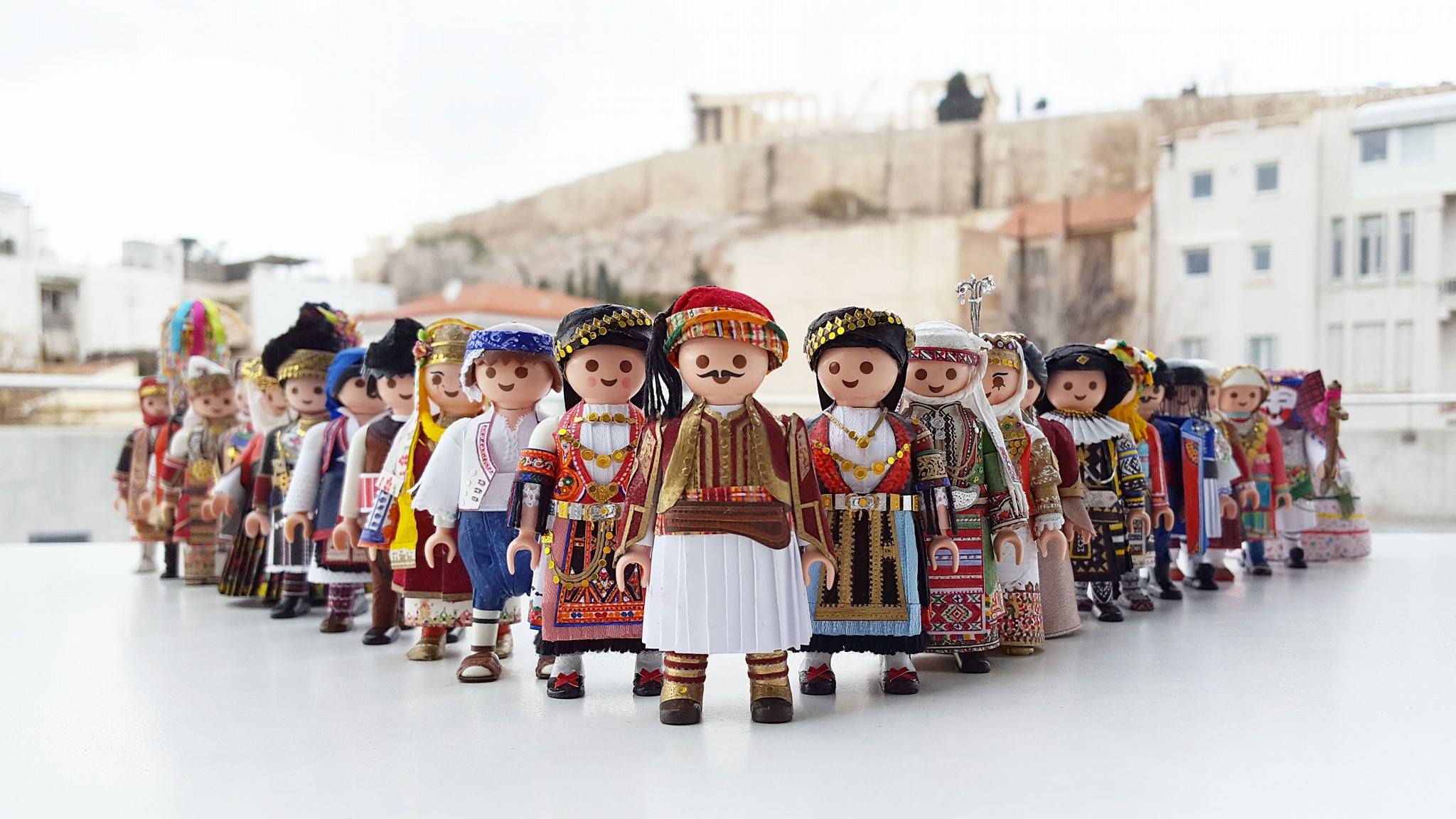 21χρονος Έλληνας ντύνει φιγούρες Playmobil με παραδοσιακές ελληνικές φορεσιές με υλικά και εργαλεία που έχει σπίτι του!