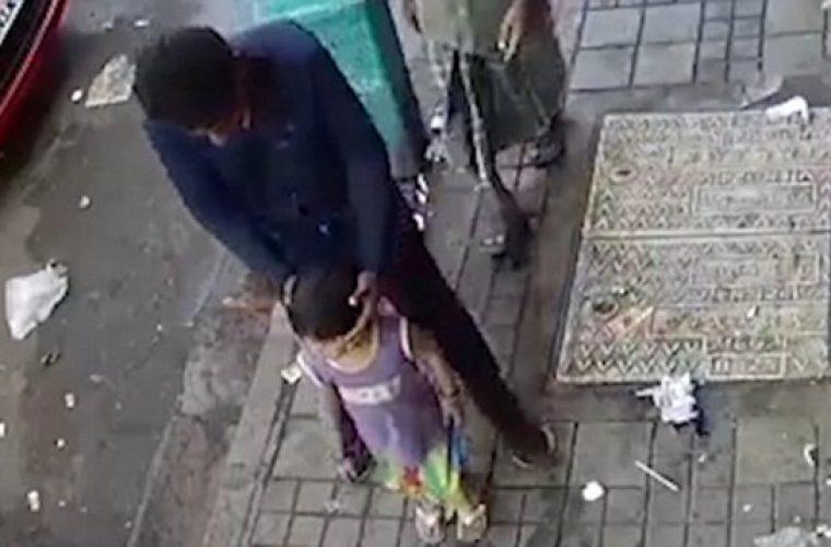 Βίντεο δείχνει πόσο εύκολα γίνονται απαγωγές παιδιών ακόμα και όταν οι γονείς είναι λίγα μέτρα μακριά