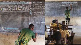 Δάσκαλος στην Γκάνα ζωγραφίζει το word στον μαυροπίνακα για να το αντιγράψουν και να το μάθουν οι μαθητές του.