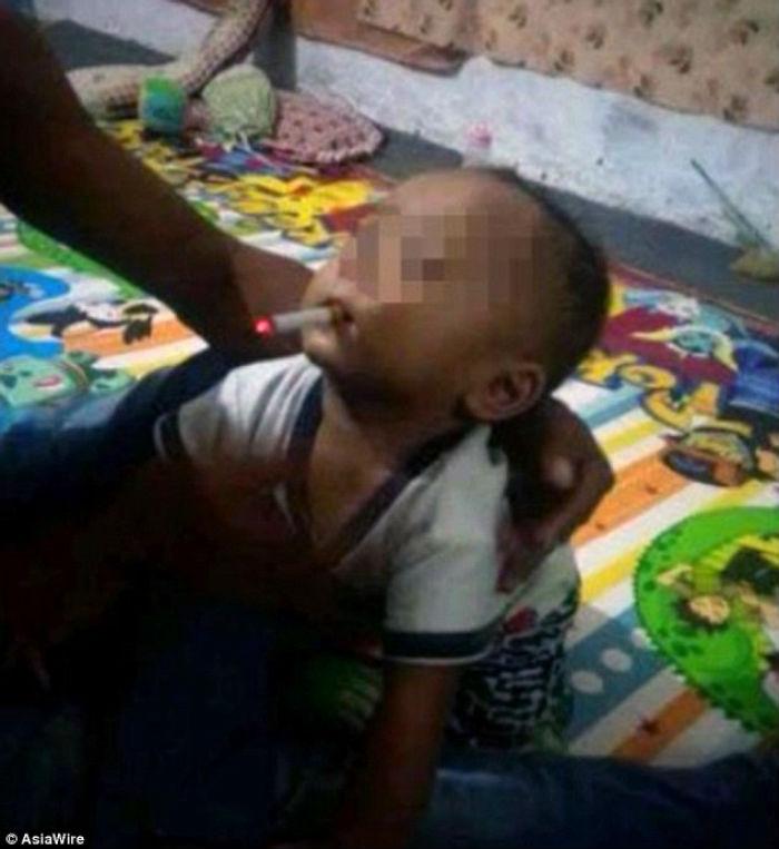 Εξοργιστική κίνηση που προκαλεί σάλο!Έδωσε τσιγάρο στον 9 μηνών γιο του για να τον βγάλει φωτογραφία