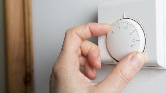 Είναι προτιμότερο να αφήνουμε τη θέρμανση ανοιχτή καθ’ όλη τη διάρκεια της ημέρας ή να την ανοιγοκλείνουμε; Δείτε την απάντηση
