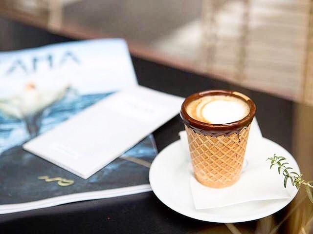 Ο καφές σε άλλη διάσταση! Η πρώτη καφετέρια στην Ελλάδα που σερβίρει καφέ σε τραγανό ποτήρι που τρώγεται