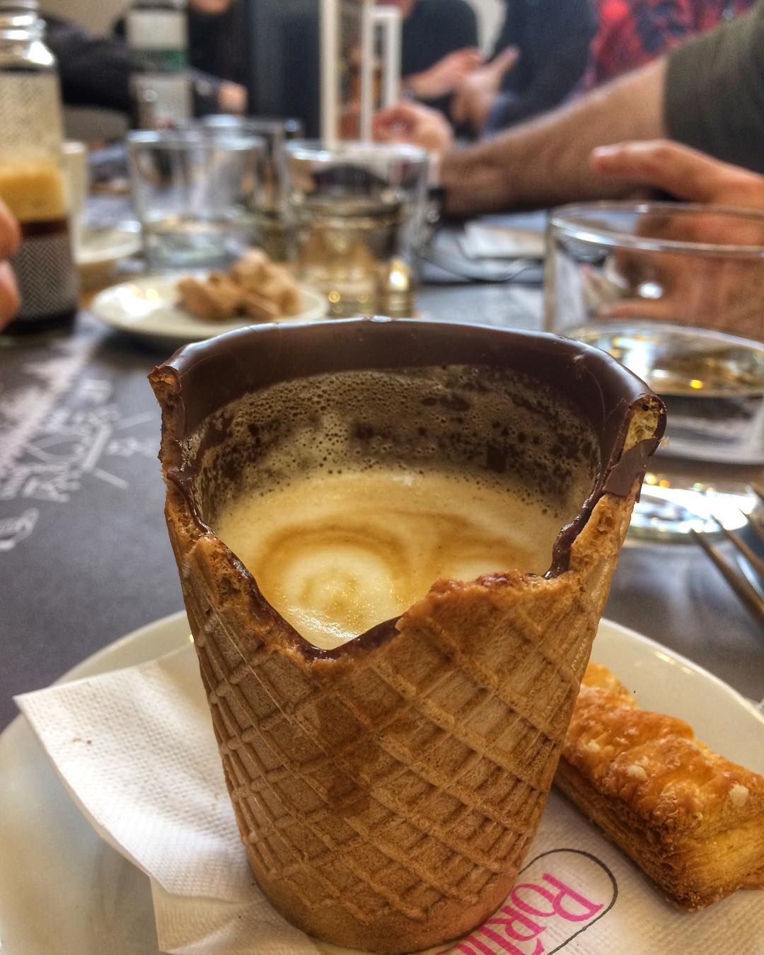 Ο καφές σε άλλη διάσταση! Η πρώτη καφετέρια στην Ελλάδα που σερβίρει καφέ σε τραγανό ποτήρι που τρώγεται